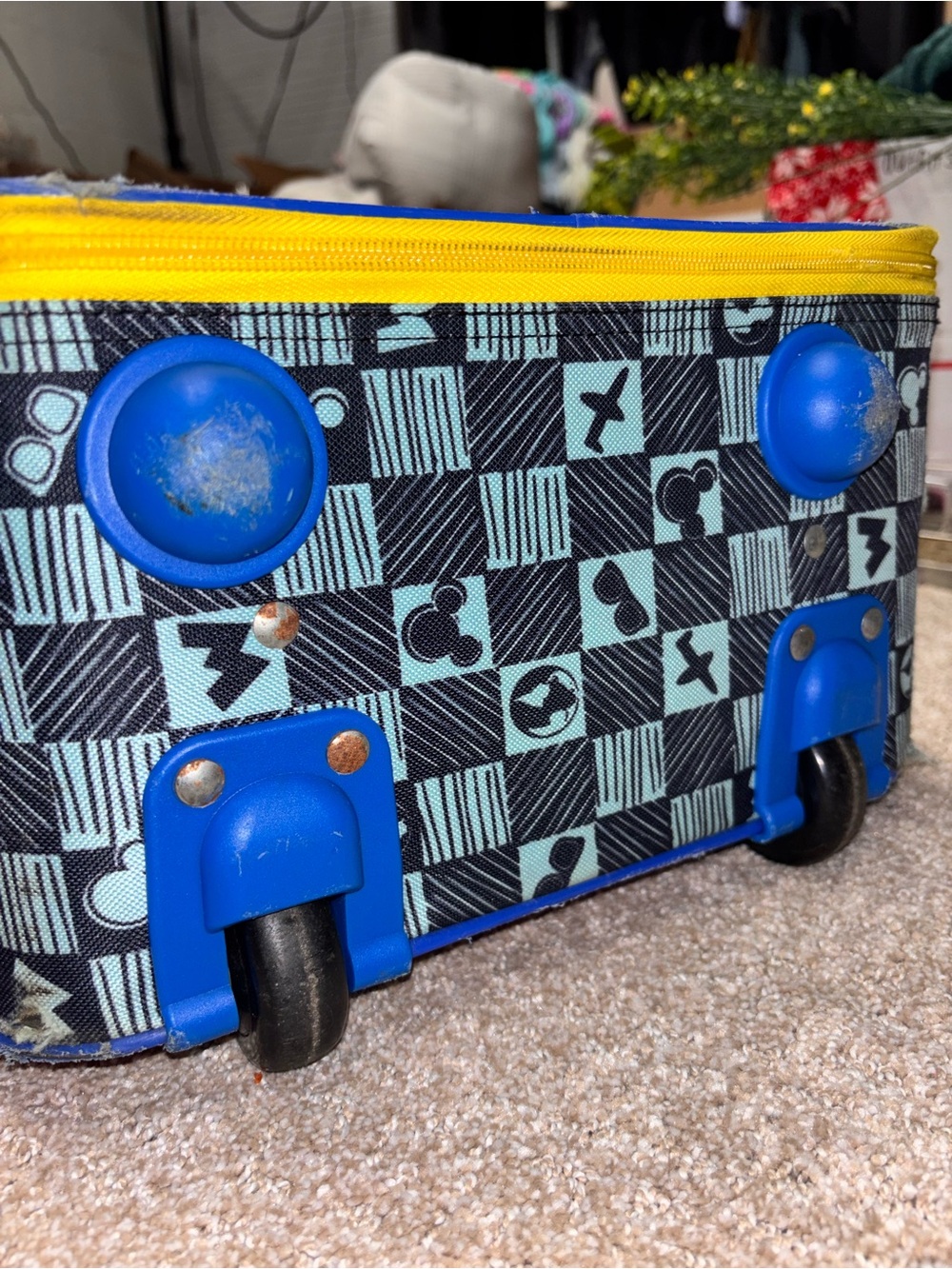 Vintage American Tourister Kids Mickey Mouse Red Travel Carry-On - Picture 8 of 11